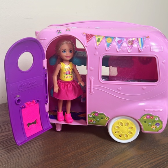 Barbie Club Chelsea Camper Playset with Accessories - Picture 7 of 8